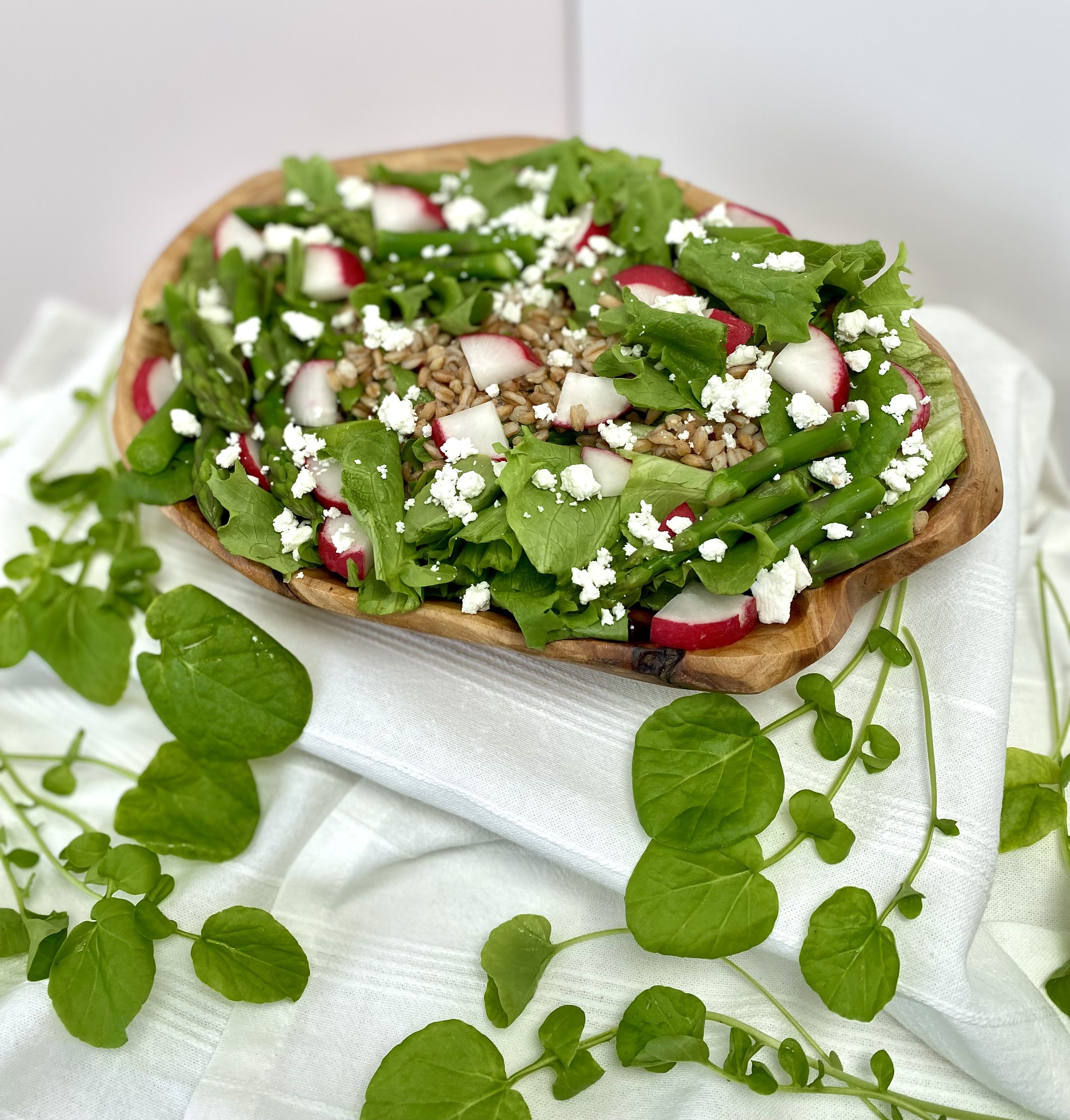 Spring salad with farro, radishes, asparagus